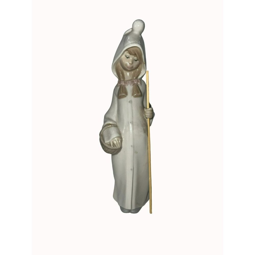 Lladró Porcelain Shepherdess With Basket Hooded Cloak 4678 Figurine No Box